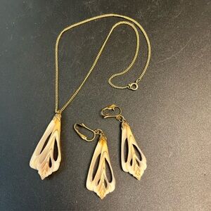 Elegant Gold and Cream Jewelry Set